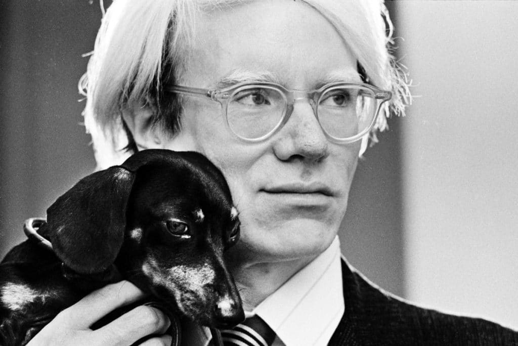 Andy Warhol e Archie, um dos cachorros que ele criava com Jed