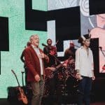 Caetano Veloso e Owerá em cena do especial 2022, da HBO Max