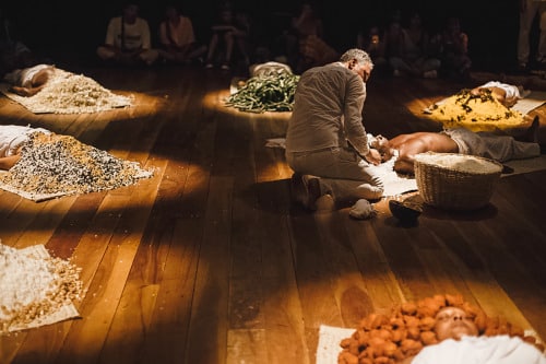 Ayrson Heráclito na performance de Bori no Museu de Arte do Rio, Rio de Janeiro, RJ, 2021. Divulgação