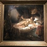 Foto atual da obra danificada por ácido Danaë, pintada por Rembrandt. É possível ver a marca dos danos nas pernas da figura.