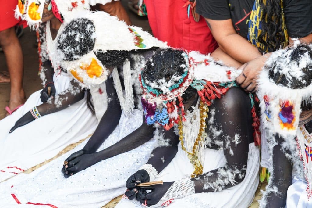 Fotografia do ritual Guajajara "Festa da Menina-Moça" de Maxence Loyer.