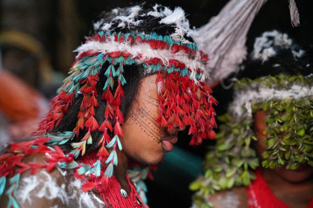 Fotografia do ritual Guajajara "Festa da Menina-Moça" de Maxence Loyer.