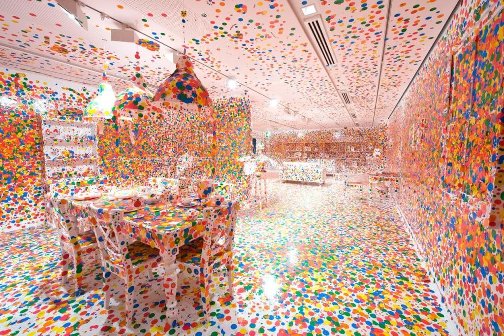 Instalação Obliteration Room, de Yayoi Kusama.