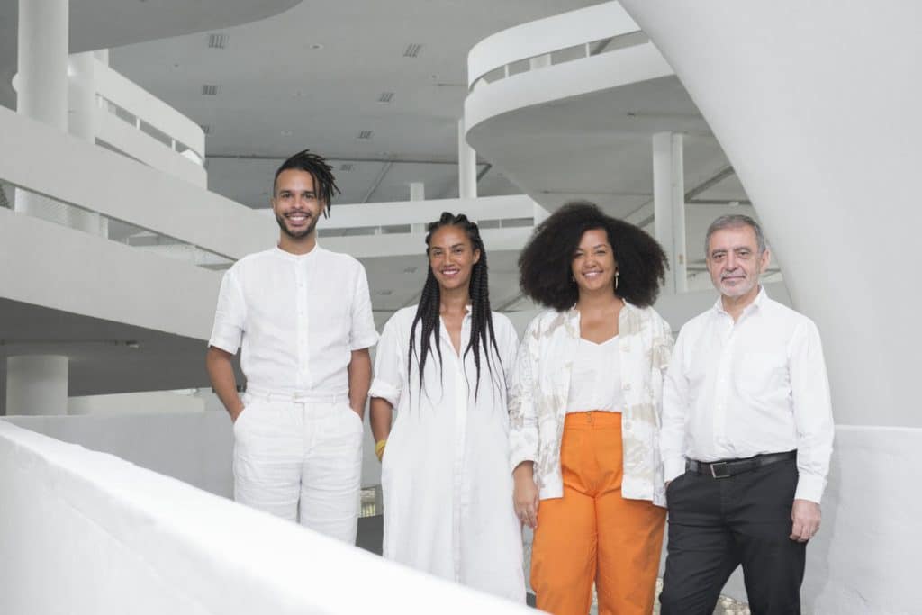 Retrato dos curadores da 35a Bienal de São Paulo.