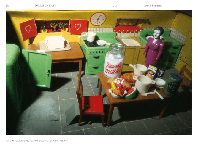 Imagem do trabalho "Purpie Woman/Kitchen/ Corner" 1979, de Laurie Simmons. Página 272 do livro "Dream on Baby", editora Hatje Cantz.